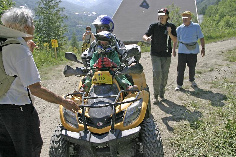 B Un enfant circulant avec avec son pere.JPG